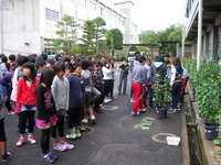 小学６年生と何やらセレモニーでもあったらしい。