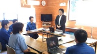 外は秋晴れ、緊張な面持ちで初回会議