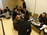 お酌をしあった親睦の新年会