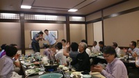 表彰式と懇親会では、表彰のスピーチや一発芸に湧いた。