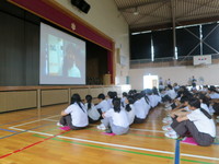 中学校での報告会