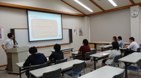 講義を聴いている様子。