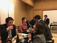 ご来賓を囲んで新年会の様子。